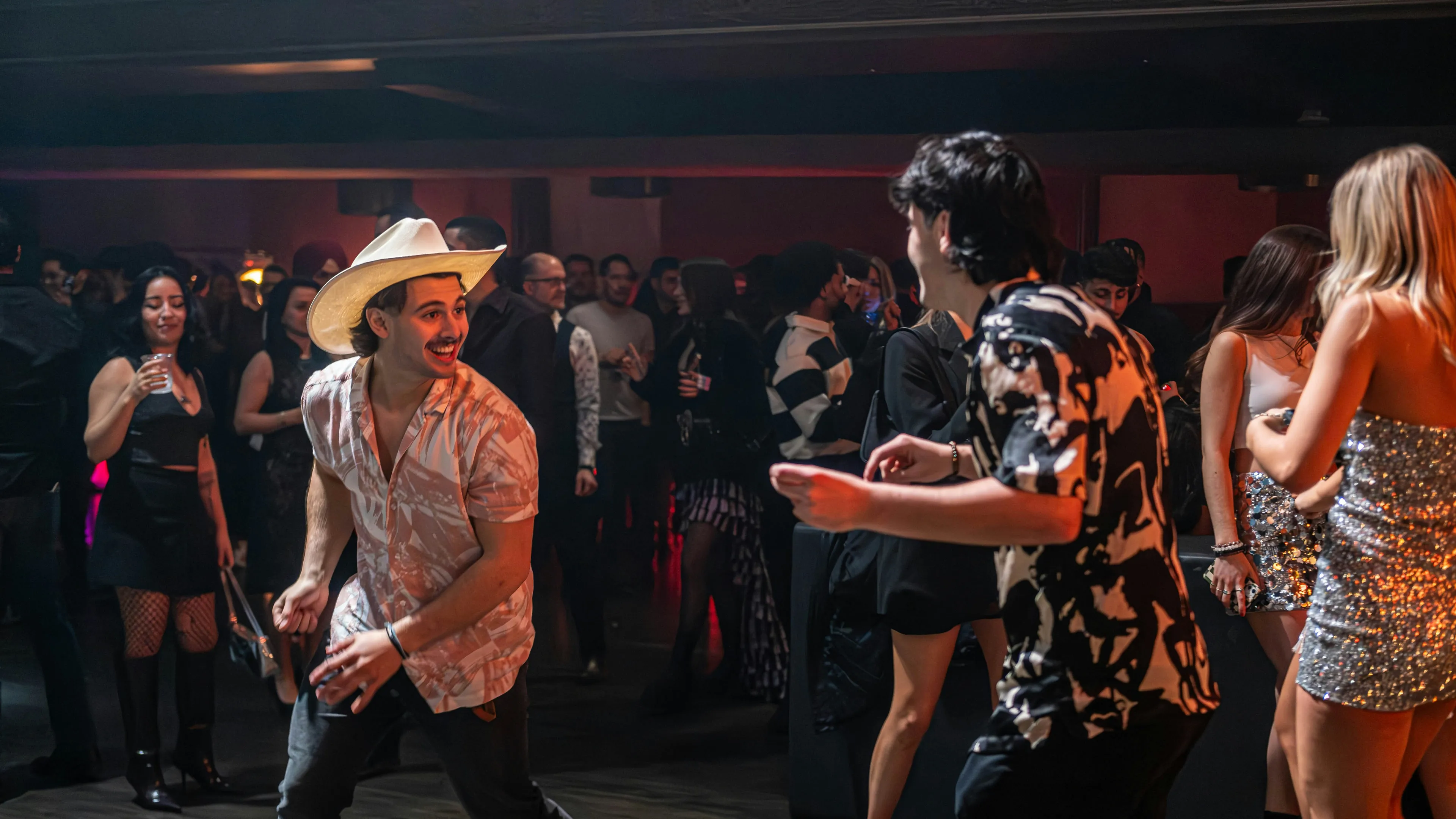 Dueña latina de estudio parada en la puerta abierta de su estudio de baile latino